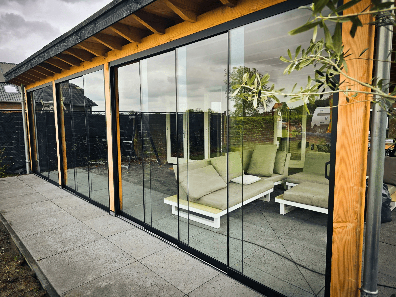 Detail van glazen schuifwand railsysteem door Aluxio